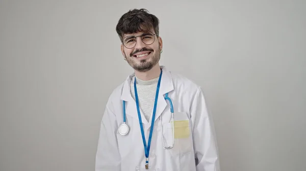 Junger Hispanischer Arzt Lächelt Selbstbewusst Vor Isoliertem Weißen Hintergrund — Stockfoto