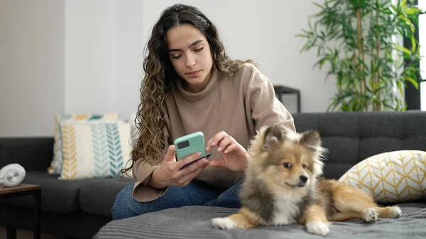 Junge Hispanische Frau Mit Hund Shoppt Mit Smartphone Und Kreditkarte — Stockfoto