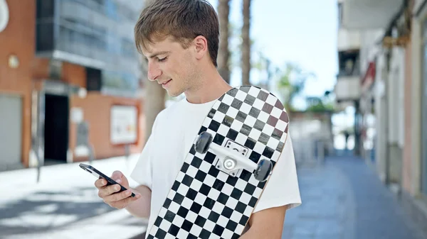 Young Caucasian Man Using Smartphone Holding Skate Street — Stock Photo, Image