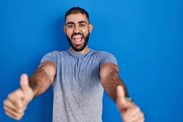 Middle East Man Beard Standing Blue Background Approving Doing Positive — Stock Photo, Image