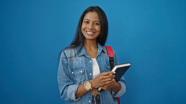 アフリカ系アメリカ人女子学生ホールド本笑顔上の隔離された青の背景 — ストック写真