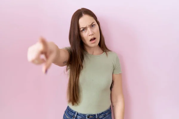 Beautiful Brunette Woman Standing Pink Background Pointing Displeased Frustrated Camera — Stockfoto