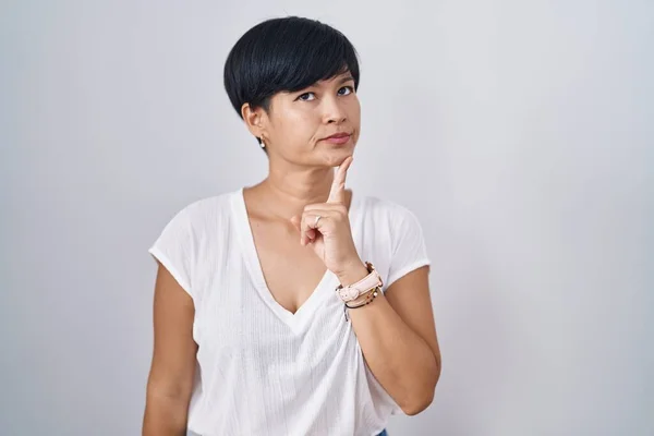 Jonge Aziatische Vrouw Met Kort Haar Staan Geïsoleerde Achtergrond Denken — Stockfoto