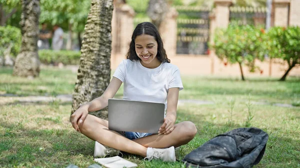 Estudiante Afroamericana Usando Laptop Con Videollamada Campus Universitario —  Fotos de Stock