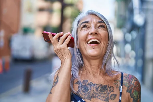 Μέση Ηλικία Γκρίζα Μαλλιά Γυναίκα Χαμογελά Αυτοπεποίθηση Ακούγοντας Ηχητικό Μήνυμα — Φωτογραφία Αρχείου