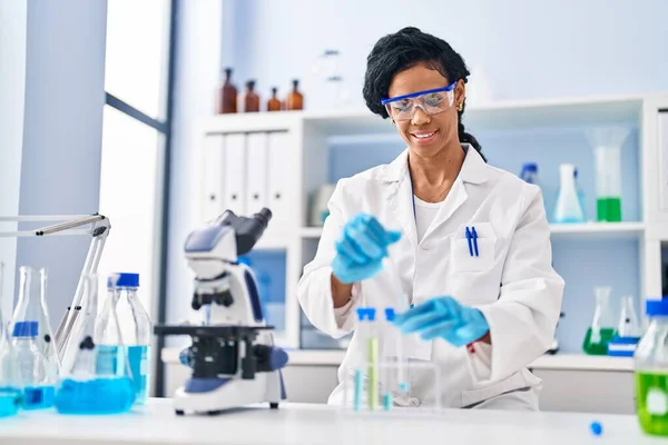 Mujer Afroamericana Vistiendo Uniforme Científico Trabajando Laboratorio —  Fotos de Stock
