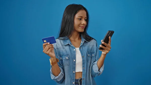 Afroamerikansk Kvinna Shopping Med Smartphone Och Kreditkort Över Isolerad Blå — Stockfoto