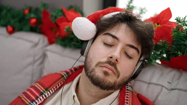 Jovem Hispânico Celebrando Natal Dormindo Sofá Casa — Fotografia de Stock