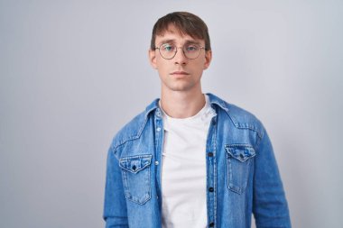 Kafkasyalı sarışın, gözlüklü, şüpheci ve gergin bir adam, sorun yüzünden surat asıyor. negatif kişi. 