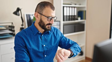 Ofise bakan bilgisayar kullanan genç İspanyol iş adamı.