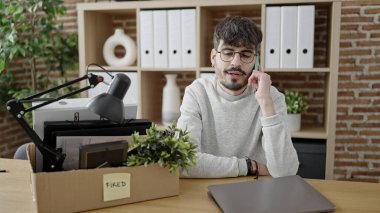 Ofiste konuşan İspanyol genç adam kovuldu.