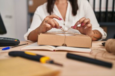 Genç, güzel, İspanyol bir kadın. İş adamı. Gülümsüyor.