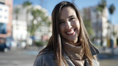 Güzel İspanyol kadın sokakta kendine güvenerek gülümsüyor