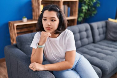 Evdeki kanepede oturan genç kadın strese girdi.