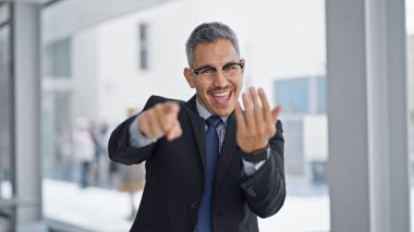 Genç İspanyol iş adamı kendine güvenen güler yüzlü bir adam ofise gelip jest yapıyor.