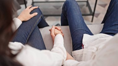 Son sınıf erkek ve kadın çifti evlerinde birlikte kanepede oturuyorlar.