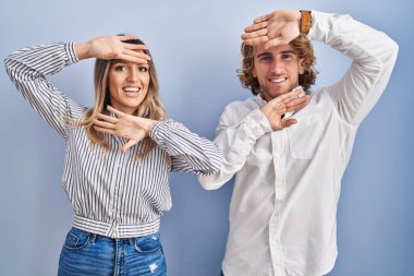 Mavi arka planda dikilen genç bir çift mutlu bir şekilde gülümsüyor ve elleriyle dikizliyorlar. Şaşırdım ve çıktım. 