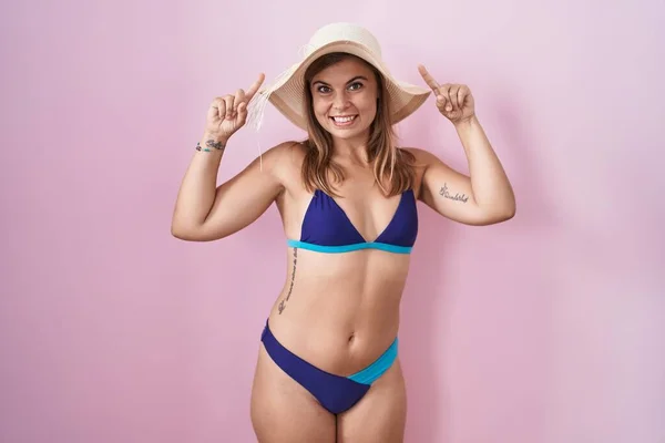 Femeie Hispanică Tânără Purtând Bikini Fundal Roz Zâmbind Uimit Surprins — Fotografie, imagine de stoc