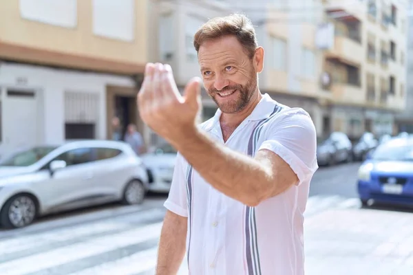 Μεσήλικας Άνθρωπος Χαμογελά Σίγουρος Κάνει Έρχονται Χειρονομία Χέρι Στο Δρόμο — Φωτογραφία Αρχείου