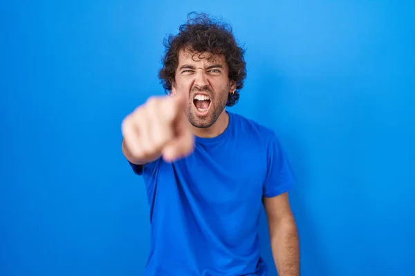Іспанський Молодий Чоловік Стоїть Над Синім Фоном Вказуючи Незадоволення Розчарування — стокове фото