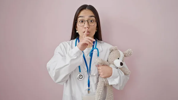 Junge Schöne Hispanische Ärztin Bittet Leise Halten Teddybär Über Isolierten — Stockfoto