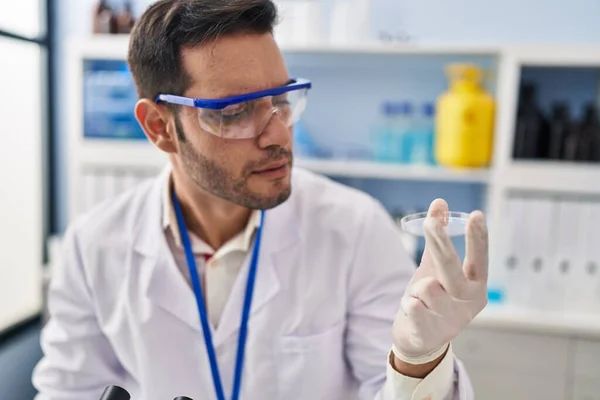 若いヒスパニック系の男の科学者は 実験室でサンプルを見る — ストック写真