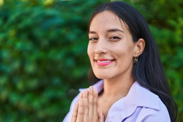Young Beautiful Hispanic Woman Smiling Confident Doing Yoga Exercise Park — Stockfoto