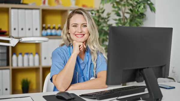 Joven Mujer Rubia Médico Usando Ordenador Trabajando Sonriendo Clínica — Foto de Stock