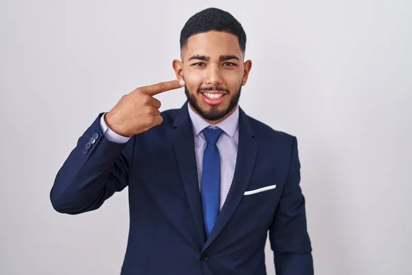 Młody Latynos Garniturze Biznesowym Krawacie Wskazującym Palcem Twarz Nos Uśmiechnięty — Zdjęcie stockowe