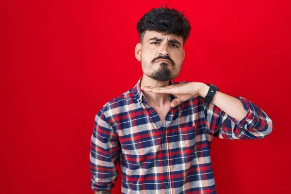 Joven Hombre Hispano Con Barba Pie Sobre Fondo Rojo Cortando —  Fotos de Stock