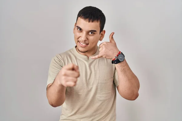 Mladý Arabský Muž Neformálním Tričku Usmívá Mluví Telefonu Ukazuje Tebe — Stock fotografie