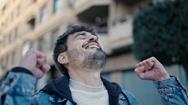 Genç Spanyol Adam Gülümsüyor Kendine Güveni Tam Kazanan Yüz Ifadesiyle — Stok fotoğraf