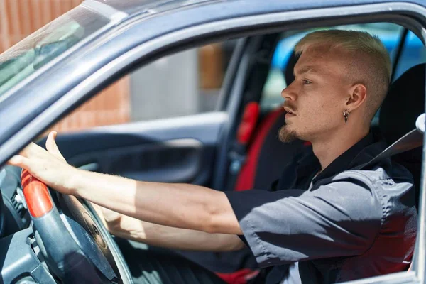 若い白人男性が通りで車を運転する — ストック写真