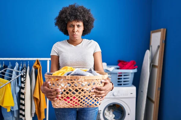 Kirli Çamaşır Sepetini Tutan Kıvırcık Saçlı Siyah Kadın Şüpheci Gergin — Stok fotoğraf