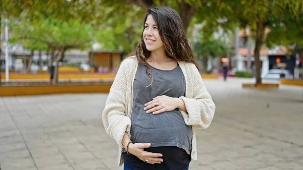 Mladá Těhotná Žena Usměvavá Sebevědomě Dojemné Břicho Parku — Stock fotografie