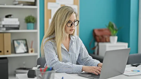 Ung Blond Kvinna Företagare Använder Bärbar Dator Som Arbetar Kontoret — Stockfoto