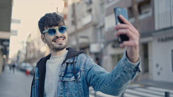 Genç Spanyol Adam Gülümsüyor Kendine Güveni Tam Akıllı Telefonuyla Özçekim — Stok fotoğraf
