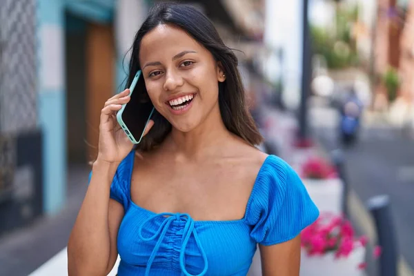 Mujer Hispana Joven Sonriendo Confiada Hablando Teléfono Inteligente Calle —  Fotos de Stock