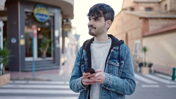 Junger Hispanischer Mann Benutzt Smartphone Auf Der Straße — Stockfoto