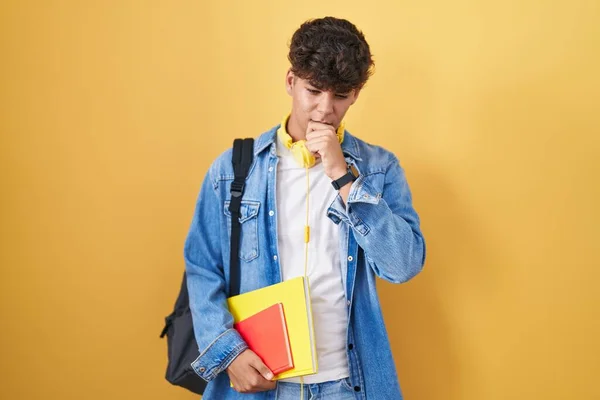 Ισπανόφωνος Έφηβος Φορώντας Σακίδιο Μαθητή Και Κρατώντας Βιβλία Αισθάνεται Άσχημα — Φωτογραφία Αρχείου