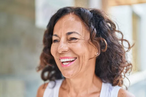 Žena Středního Věku Usmívá Sebevědomě Dívá Stranou Ulici — Stock fotografie