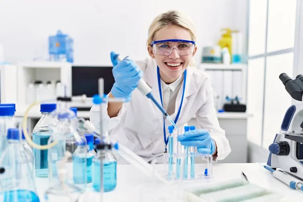 Jong Blond Vrouw Wetenschapper Gieten Vloeistof Reageerbuis Laboratorium — Stockfoto