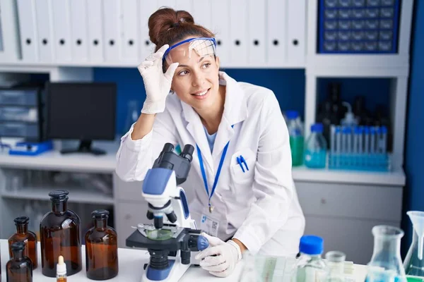 Young Woman Scientist Using Microscope Working Laboratory — Stock Photo, Image