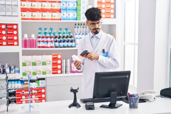 Молодой Испаноязычный Фармацевт Сканирует Бутылку Таблетками Аптеке — стоковое фото