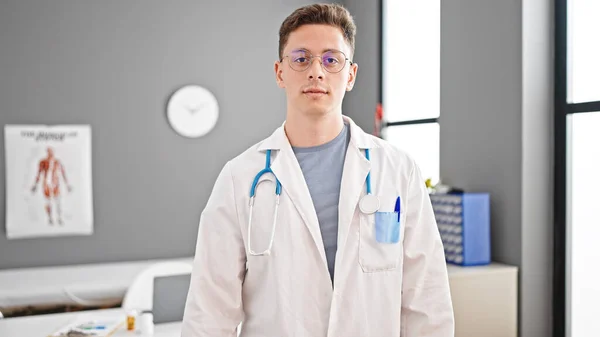 年轻的惊慌失措的男医生站在诊所里 表情严肃 — 图库照片