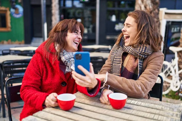 Duas Mulheres Mãe Filha Usando Smartphone Beber Café Terraço Cafetaria — Fotografia de Stock