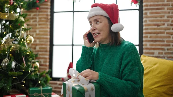 Reife Hispanische Frau Mit Grauen Haaren Telefoniert Hause Weihnachtsbaum — Stockfoto