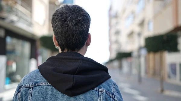 Genç Spanyol Adam Caddede Geri Geri Duruyor — Stok fotoğraf