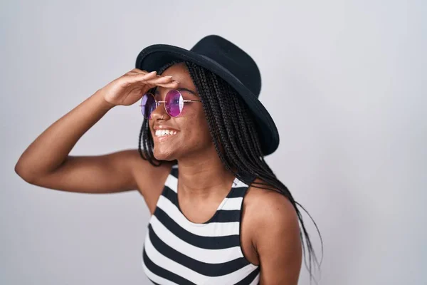 Молодой Африканский Американец Косичками Шляпе Солнцезащитных Очках Счастлив Улыбается Глядя — стоковое фото