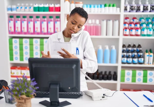 Африканская Американка Фармацевт Держит Бутылку Таблетками Разговаривая Смартфоне Аптеке — стоковое фото